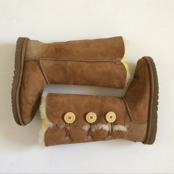 UGG Australia BAILEY BUTTON TRIPLET Suede Sheepskin Boot CHESTNUT Suede 6 US - Picture 7 of 9